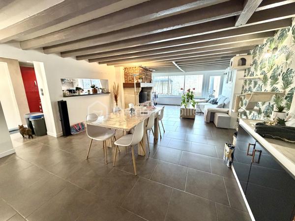 Visite vidéo disponible sur
- ma chaîne YT : Grégory Talbot IMMOBILIER (playlist : Visites filmées)
- FB : Grégory Talbot Immobilier (album : Visites vidéo)
- et sur mon IG : L'immobilier en Normandie (onglet : Réels)

Sur la commune de Oissel (76350), 
Proche gare SNCF : ligne PARIS - LE HAVRE, 
Proximité écoles, commerces, transports... 

Installez-vous dans cette confortable maison de 114m2 composée de
- au rez-de-chaussée : entrée, wc, une petite chambre/bureau/dressing, pièce chaufferie/buanderie, petit garage (stockage ou deux roues), cuisine donnant sur une superbe pièce de vie offrant une magnifique cheminée; 
- à l'étage : trois chambres, une salle de bain avec wc. 

Jouissez de deux places de stationnement privatives, 
Profitez d'un jardin cosy avec terrasse bois. 

Ne tardez pas !