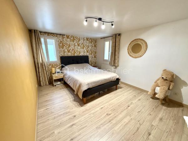 Visite vidéo disponible sur
- ma chaîne YT : Grégory Talbot IMMOBILIER (playlist : Visites filmées)
- FB : Grégory Talbot Immobilier (album : Visites vidéo)
- et sur mon IG : L'immobilier en Normandie (onglet : Réels)

Sur la commune de Oissel (76350), 
Proche gare SNCF : ligne PARIS - LE HAVRE, 
Proximité écoles, commerces, transports... 

Installez-vous dans cette confortable maison de 114m2 composée de
- au rez-de-chaussée : entrée, wc, une petite chambre/bureau/dressing, pièce chaufferie/buanderie, petit garage (stockage ou deux roues), cuisine donnant sur une superbe pièce de vie offrant une magnifique cheminée; 
- à l'étage : trois chambres, une salle de bain avec wc. 

Jouissez de deux places de stationnement privatives, 
Profitez d'un jardin cosy avec terrasse bois. 

Ne tardez pas !