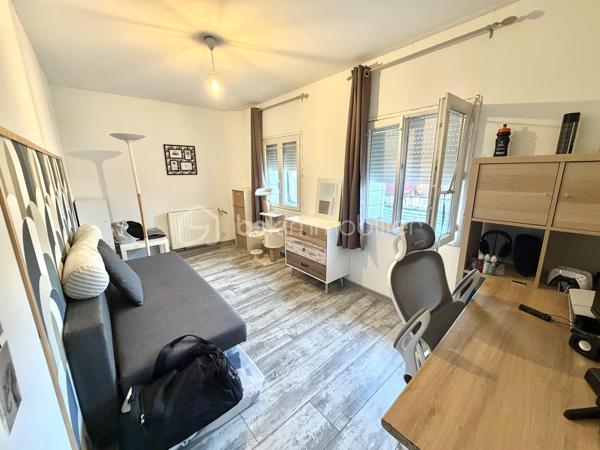 Visite vidéo disponible sur
- ma chaîne YT : Grégory Talbot IMMOBILIER (playlist : Visites filmées)
- FB : Grégory Talbot Immobilier (album : Visites vidéo)
- et sur mon IG : L'immobilier en Normandie (onglet : Réels)

Sur la commune de Oissel (76350), 
Proche gare SNCF : ligne PARIS - LE HAVRE, 
Proximité écoles, commerces, transports... 

Installez-vous dans cette confortable maison de 114m2 composée de
- au rez-de-chaussée : entrée, wc, une petite chambre/bureau/dressing, pièce chaufferie/buanderie, petit garage (stockage ou deux roues), cuisine donnant sur une superbe pièce de vie offrant une magnifique cheminée; 
- à l'étage : trois chambres, une salle de bain avec wc. 

Jouissez de deux places de stationnement privatives, 
Profitez d'un jardin cosy avec terrasse bois. 

Ne tardez pas !