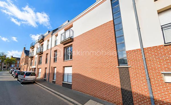 Situé au 32 rue Alfred Lemaire à Amiens, au sein d'une résidence récente et entretenue, découvrez cet appartement de type 2 au 1er étage avec ascenseur développant environ 42 m² habitables.

L'appartement offre une distribution particulièrement fonctionnelle avec :
• Une entrée
• Une agréable pièce de vie avec cuisine ouverte
• De grandes ouvertures toute hauteur apportant une belle luminosité naturelle
• Une chambre indépendante
• Une salle d'eau avec douche et WC

Traversant, ce bien bénéficie d'une circulation naturelle de la lumière et d'un cadre de vie agréable au quotidien.

Les atouts:
✓ Appartement traversant
✓ Grandes baies toute hauteur
✓ Belle luminosité naturelle
✓ Résidence récente
✓ Agencement optimisé sans perte d'espace
✓ Faibles contraintes d'entretien
✓ Secteur recherché à proximité des commerces, chu, transports et services

Investissement ou résidence principale:
Le logement est actuellement loué et génère un loyer de 500 € hors charges par mois.
Ce bien constitue ainsi une excellente opportunité pour un investisseur souhaitant percevoir des revenus locatifs immédiats.

Une acquisition en résidence principale pourra également être envisagée selon le projet de l'acquéreur et les modalités de libération du logement.

Que vous recherchiez un investissement sécurisé ou votre futur pied-à-terre sur Amiens, cet appartement réunit les critères essentiels : emplacement, luminosité, fonctionnalité et potentiel patrimonial.

À découvrir sans tarder.
Chauffage électrique
Taxe foncière : 1100€
.