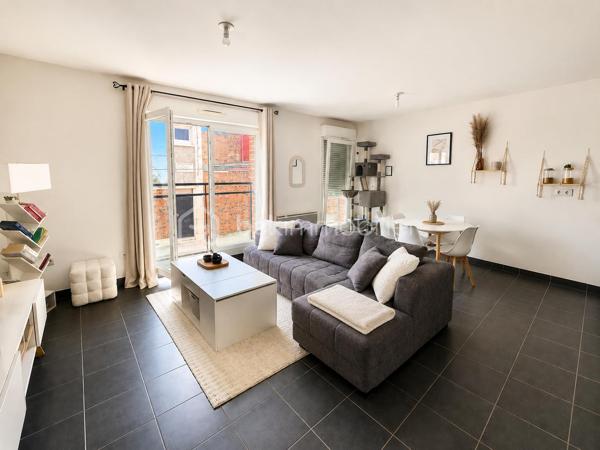 Situé au 32 rue Alfred Lemaire à Amiens, au sein d'une résidence récente et entretenue, découvrez cet appartement de type 2 au 1er étage avec ascenseur développant environ 42 m² habitables.

L'appartement offre une distribution particulièrement fonctionnelle avec :
• Une entrée
• Une agréable pièce de vie avec cuisine ouverte
• De grandes ouvertures toute hauteur apportant une belle luminosité naturelle
• Une chambre indépendante
• Une salle d'eau avec douche et WC

Traversant, ce bien bénéficie d'une circulation naturelle de la lumière et d'un cadre de vie agréable au quotidien.

Les atouts:
✓ Appartement traversant
✓ Grandes baies toute hauteur
✓ Belle luminosité naturelle
✓ Résidence récente
✓ Agencement optimisé sans perte d'espace
✓ Faibles contraintes d'entretien
✓ Secteur recherché à proximité des commerces, chu, transports et services

Investissement ou résidence principale:
Le logement est actuellement loué et génère un loyer de 500 € hors charges par mois.
Ce bien constitue ainsi une excellente opportunité pour un investisseur souhaitant percevoir des revenus locatifs immédiats.

Une acquisition en résidence principale pourra également être envisagée selon le projet de l'acquéreur et les modalités de libération du logement.

Que vous recherchiez un investissement sécurisé ou votre futur pied-à-terre sur Amiens, cet appartement réunit les critères essentiels : emplacement, luminosité, fonctionnalité et potentiel patrimonial.

À découvrir sans tarder.
Chauffage électrique
Taxe foncière : 1100€
.