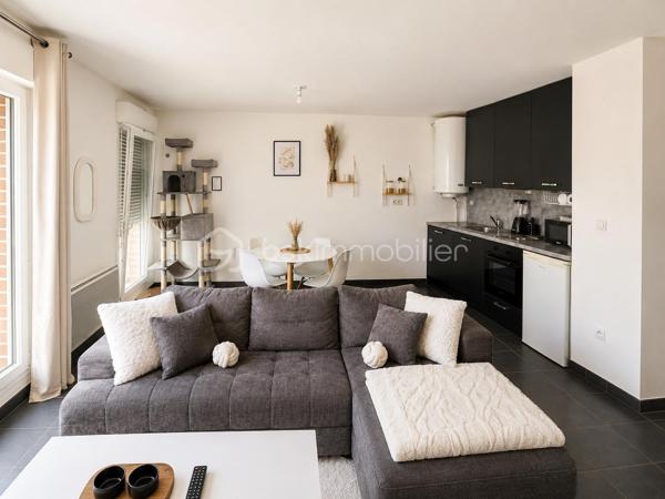 Situé au 32 rue Alfred Lemaire à Amiens, au sein d'une résidence récente et entretenue, découvrez cet appartement de type 2 au 1er étage avec ascenseur développant environ 42 m² habitables.

L'appartement offre une distribution particulièrement fonctionnelle avec :
• Une entrée
• Une agréable pièce de vie avec cuisine ouverte
• De grandes ouvertures toute hauteur apportant une belle luminosité naturelle
• Une chambre indépendante
• Une salle d'eau avec douche et WC

Traversant, ce bien bénéficie d'une circulation naturelle de la lumière et d'un cadre de vie agréable au quotidien.

Les atouts:
✓ Appartement traversant
✓ Grandes baies toute hauteur
✓ Belle luminosité naturelle
✓ Résidence récente
✓ Agencement optimisé sans perte d'espace
✓ Faibles contraintes d'entretien
✓ Secteur recherché à proximité des commerces, chu, transports et services

Investissement ou résidence principale:
Le logement est actuellement loué et génère un loyer de 500 € hors charges par mois.
Ce bien constitue ainsi une excellente opportunité pour un investisseur souhaitant percevoir des revenus locatifs immédiats.

Une acquisition en résidence principale pourra également être envisagée selon le projet de l'acquéreur et les modalités de libération du logement.

Que vous recherchiez un investissement sécurisé ou votre futur pied-à-terre sur Amiens, cet appartement réunit les critères essentiels : emplacement, luminosité, fonctionnalité et potentiel patrimonial.

À découvrir sans tarder.
Chauffage électrique
Taxe foncière : 1100€
.