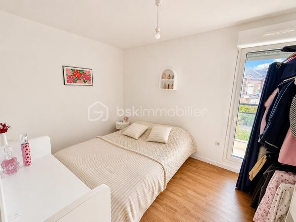Situé au 32 rue Alfred Lemaire à Amiens, au sein d'une résidence récente et entretenue, découvrez cet appartement de type 2 au 1er étage avec ascenseur développant environ 42 m² habitables.

L'appartement offre une distribution particulièrement fonctionnelle avec :
• Une entrée
• Une agréable pièce de vie avec cuisine ouverte
• De grandes ouvertures toute hauteur apportant une belle luminosité naturelle
• Une chambre indépendante
• Une salle d'eau avec douche et WC

Traversant, ce bien bénéficie d'une circulation naturelle de la lumière et d'un cadre de vie agréable au quotidien.

Les atouts:
✓ Appartement traversant
✓ Grandes baies toute hauteur
✓ Belle luminosité naturelle
✓ Résidence récente
✓ Agencement optimisé sans perte d'espace
✓ Faibles contraintes d'entretien
✓ Secteur recherché à proximité des commerces, chu, transports et services

Investissement ou résidence principale:
Le logement est actuellement loué et génère un loyer de 500 € hors charges par mois.
Ce bien constitue ainsi une excellente opportunité pour un investisseur souhaitant percevoir des revenus locatifs immédiats.

Une acquisition en résidence principale pourra également être envisagée selon le projet de l'acquéreur et les modalités de libération du logement.

Que vous recherchiez un investissement sécurisé ou votre futur pied-à-terre sur Amiens, cet appartement réunit les critères essentiels : emplacement, luminosité, fonctionnalité et potentiel patrimonial.

À découvrir sans tarder.
Chauffage électrique
Taxe foncière : 1100€
.