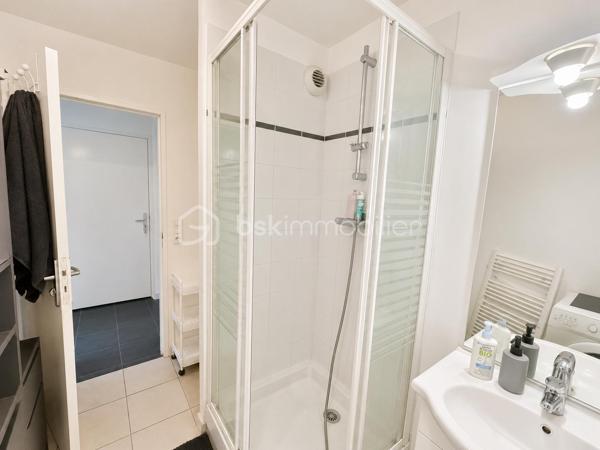 Situé au 32 rue Alfred Lemaire à Amiens, au sein d'une résidence récente et entretenue, découvrez cet appartement de type 2 au 1er étage avec ascenseur développant environ 42 m² habitables.

L'appartement offre une distribution particulièrement fonctionnelle avec :
• Une entrée
• Une agréable pièce de vie avec cuisine ouverte
• De grandes ouvertures toute hauteur apportant une belle luminosité naturelle
• Une chambre indépendante
• Une salle d'eau avec douche et WC

Traversant, ce bien bénéficie d'une circulation naturelle de la lumière et d'un cadre de vie agréable au quotidien.

Les atouts:
✓ Appartement traversant
✓ Grandes baies toute hauteur
✓ Belle luminosité naturelle
✓ Résidence récente
✓ Agencement optimisé sans perte d'espace
✓ Faibles contraintes d'entretien
✓ Secteur recherché à proximité des commerces, chu, transports et services

Investissement ou résidence principale:
Le logement est actuellement loué et génère un loyer de 500 € hors charges par mois.
Ce bien constitue ainsi une excellente opportunité pour un investisseur souhaitant percevoir des revenus locatifs immédiats.

Une acquisition en résidence principale pourra également être envisagée selon le projet de l'acquéreur et les modalités de libération du logement.

Que vous recherchiez un investissement sécurisé ou votre futur pied-à-terre sur Amiens, cet appartement réunit les critères essentiels : emplacement, luminosité, fonctionnalité et potentiel patrimonial.

À découvrir sans tarder.
Chauffage électrique
Taxe foncière : 1100€
.