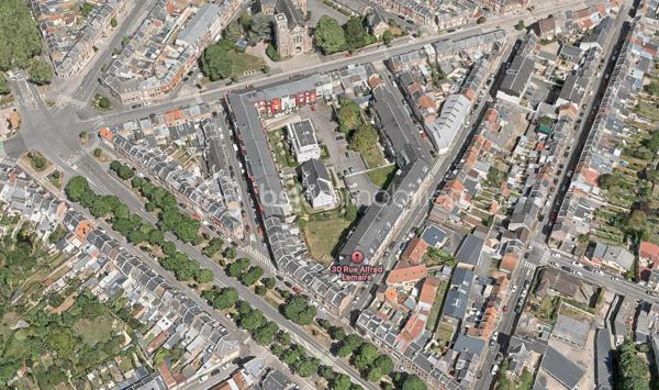 Situé au 32 rue Alfred Lemaire à Amiens, au sein d'une résidence récente et entretenue, découvrez cet appartement de type 2 au 1er étage avec ascenseur développant environ 42 m² habitables.

L'appartement offre une distribution particulièrement fonctionnelle avec :
• Une entrée
• Une agréable pièce de vie avec cuisine ouverte
• De grandes ouvertures toute hauteur apportant une belle luminosité naturelle
• Une chambre indépendante
• Une salle d'eau avec douche et WC

Traversant, ce bien bénéficie d'une circulation naturelle de la lumière et d'un cadre de vie agréable au quotidien.

Les atouts:
✓ Appartement traversant
✓ Grandes baies toute hauteur
✓ Belle luminosité naturelle
✓ Résidence récente
✓ Agencement optimisé sans perte d'espace
✓ Faibles contraintes d'entretien
✓ Secteur recherché à proximité des commerces, chu, transports et services

Investissement ou résidence principale:
Le logement est actuellement loué et génère un loyer de 500 € hors charges par mois.
Ce bien constitue ainsi une excellente opportunité pour un investisseur souhaitant percevoir des revenus locatifs immédiats.

Une acquisition en résidence principale pourra également être envisagée selon le projet de l'acquéreur et les modalités de libération du logement.

Que vous recherchiez un investissement sécurisé ou votre futur pied-à-terre sur Amiens, cet appartement réunit les critères essentiels : emplacement, luminosité, fonctionnalité et potentiel patrimonial.

À découvrir sans tarder.
Chauffage électrique
Taxe foncière : 1100€
.