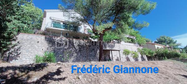 Frédéric GIANNONE vous propose à la vente :
MAISON DE 160m² - 2 APPARTEMENTS DE 60M² ET 100m² - EXPOSITION SUD - GARAGE - CLIMATISATION

Venez découvrir cette villa en R+1 en position dominante dans un quartier pavillonnaire entre mer et collines.
Maison construite dans les années 60, implantée sur une parcelle clôturée d'environ 940m².

Le terrain comprend une restanque en contrebas ou vous pourrez aménager un espace de détente, de jeux et de partage avec votre famille.
Sur la partie bâtie vous trouverez en rez-de-jardin un appartement de type 2 d'environ 60m² comprenant une cuisine américaine communiquant avec le salon salle à manger, une chambre de 13m², un toilette / salle d'eau et une buanderie. L'appartement est entièrement climatisé.
A l'étage vous trouverez un appartement de type 3 d'environ 100m², comprenant un hall d'entrée, une grande pièce de vie d'environ 35m² avec sa cheminée, une cuisine équipée, deux chambres de 14 et 15m², une grande salle de bains, un toilette, un balcon et de nombreux rangements.

Les atouts indéniables: Son exposition plein sud sans vis-à-vis, un grand terrain, un balcon, double vitrage, une terrasse ombragée l'été ensoleillée l'hiver, un grand garage, plusieurs stationnements, deux appartements indépendants.

Pour tous renseignements complémentaires, contactez moi.