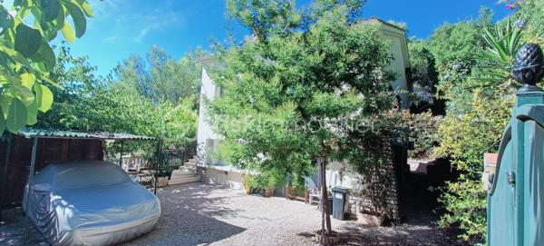 Frédéric GIANNONE vous propose à la vente :
MAISON DE 160m² - 2 APPARTEMENTS DE 60M² ET 100m² - EXPOSITION SUD - GARAGE - CLIMATISATION

Venez découvrir cette villa en R+1 en position dominante dans un quartier pavillonnaire entre mer et collines.
Maison construite dans les années 60, implantée sur une parcelle clôturée d'environ 940m².

Le terrain comprend une restanque en contrebas ou vous pourrez aménager un espace de détente, de jeux et de partage avec votre famille.
Sur la partie bâtie vous trouverez en rez-de-jardin un appartement de type 2 d'environ 60m² comprenant une cuisine américaine communiquant avec le salon salle à manger, une chambre de 13m², un toilette / salle d'eau et une buanderie. L'appartement est entièrement climatisé.
A l'étage vous trouverez un appartement de type 3 d'environ 100m², comprenant un hall d'entrée, une grande pièce de vie d'environ 35m² avec sa cheminée, une cuisine équipée, deux chambres de 14 et 15m², une grande salle de bains, un toilette, un balcon et de nombreux rangements.

Les atouts indéniables: Son exposition plein sud sans vis-à-vis, un grand terrain, un balcon, double vitrage, une terrasse ombragée l'été ensoleillée l'hiver, un grand garage, plusieurs stationnements, deux appartements indépendants.

Pour tous renseignements complémentaires, contactez moi.