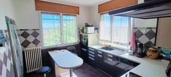 Frédéric GIANNONE vous propose à la vente :
MAISON DE 160m² - 2 APPARTEMENTS DE 60M² ET 100m² - EXPOSITION SUD - GARAGE - CLIMATISATION

Venez découvrir cette villa en R+1 en position dominante dans un quartier pavillonnaire entre mer et collines.
Maison construite dans les années 60, implantée sur une parcelle clôturée d'environ 940m².

Le terrain comprend une restanque en contrebas ou vous pourrez aménager un espace de détente, de jeux et de partage avec votre famille.
Sur la partie bâtie vous trouverez en rez-de-jardin un appartement de type 2 d'environ 60m² comprenant une cuisine américaine communiquant avec le salon salle à manger, une chambre de 13m², un toilette / salle d'eau et une buanderie. L'appartement est entièrement climatisé.
A l'étage vous trouverez un appartement de type 3 d'environ 100m², comprenant un hall d'entrée, une grande pièce de vie d'environ 35m² avec sa cheminée, une cuisine équipée, deux chambres de 14 et 15m², une grande salle de bains, un toilette, un balcon et de nombreux rangements.

Les atouts indéniables: Son exposition plein sud sans vis-à-vis, un grand terrain, un balcon, double vitrage, une terrasse ombragée l'été ensoleillée l'hiver, un grand garage, plusieurs stationnements, deux appartements indépendants.

Pour tous renseignements complémentaires, contactez moi.
