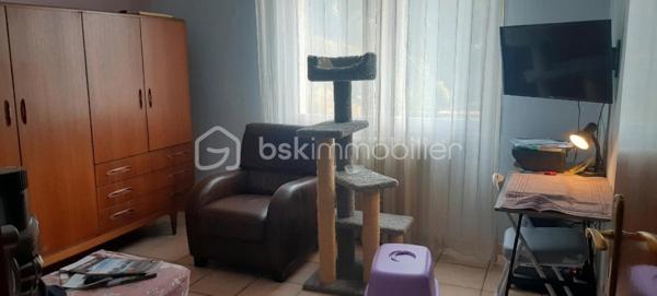 Frédéric GIANNONE vous propose à la vente :
MAISON DE 160m² - 2 APPARTEMENTS DE 60M² ET 100m² - EXPOSITION SUD - GARAGE - CLIMATISATION

Venez découvrir cette villa en R+1 en position dominante dans un quartier pavillonnaire entre mer et collines.
Maison construite dans les années 60, implantée sur une parcelle clôturée d'environ 940m².

Le terrain comprend une restanque en contrebas ou vous pourrez aménager un espace de détente, de jeux et de partage avec votre famille.
Sur la partie bâtie vous trouverez en rez-de-jardin un appartement de type 2 d'environ 60m² comprenant une cuisine américaine communiquant avec le salon salle à manger, une chambre de 13m², un toilette / salle d'eau et une buanderie. L'appartement est entièrement climatisé.
A l'étage vous trouverez un appartement de type 3 d'environ 100m², comprenant un hall d'entrée, une grande pièce de vie d'environ 35m² avec sa cheminée, une cuisine équipée, deux chambres de 14 et 15m², une grande salle de bains, un toilette, un balcon et de nombreux rangements.

Les atouts indéniables: Son exposition plein sud sans vis-à-vis, un grand terrain, un balcon, double vitrage, une terrasse ombragée l'été ensoleillée l'hiver, un grand garage, plusieurs stationnements, deux appartements indépendants.

Pour tous renseignements complémentaires, contactez moi.