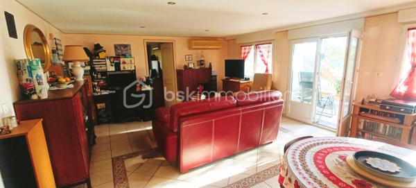 Frédéric GIANNONE vous propose à la vente :
MAISON DE 160m² - 2 APPARTEMENTS DE 60M² ET 100m² - EXPOSITION SUD - GARAGE - CLIMATISATION

Venez découvrir cette villa en R+1 en position dominante dans un quartier pavillonnaire entre mer et collines.
Maison construite dans les années 60, implantée sur une parcelle clôturée d'environ 940m².

Le terrain comprend une restanque en contrebas ou vous pourrez aménager un espace de détente, de jeux et de partage avec votre famille.
Sur la partie bâtie vous trouverez en rez-de-jardin un appartement de type 2 d'environ 60m² comprenant une cuisine américaine communiquant avec le salon salle à manger, une chambre de 13m², un toilette / salle d'eau et une buanderie. L'appartement est entièrement climatisé.
A l'étage vous trouverez un appartement de type 3 d'environ 100m², comprenant un hall d'entrée, une grande pièce de vie d'environ 35m² avec sa cheminée, une cuisine équipée, deux chambres de 14 et 15m², une grande salle de bains, un toilette, un balcon et de nombreux rangements.

Les atouts indéniables: Son exposition plein sud sans vis-à-vis, un grand terrain, un balcon, double vitrage, une terrasse ombragée l'été ensoleillée l'hiver, un grand garage, plusieurs stationnements, deux appartements indépendants.

Pour tous renseignements complémentaires, contactez moi.