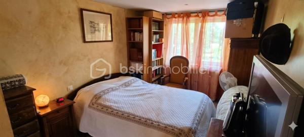 Frédéric GIANNONE vous propose à la vente :
MAISON DE 160m² - 2 APPARTEMENTS DE 60M² ET 100m² - EXPOSITION SUD - GARAGE - CLIMATISATION

Venez découvrir cette villa en R+1 en position dominante dans un quartier pavillonnaire entre mer et collines.
Maison construite dans les années 60, implantée sur une parcelle clôturée d'environ 940m².

Le terrain comprend une restanque en contrebas ou vous pourrez aménager un espace de détente, de jeux et de partage avec votre famille.
Sur la partie bâtie vous trouverez en rez-de-jardin un appartement de type 2 d'environ 60m² comprenant une cuisine américaine communiquant avec le salon salle à manger, une chambre de 13m², un toilette / salle d'eau et une buanderie. L'appartement est entièrement climatisé.
A l'étage vous trouverez un appartement de type 3 d'environ 100m², comprenant un hall d'entrée, une grande pièce de vie d'environ 35m² avec sa cheminée, une cuisine équipée, deux chambres de 14 et 15m², une grande salle de bains, un toilette, un balcon et de nombreux rangements.

Les atouts indéniables: Son exposition plein sud sans vis-à-vis, un grand terrain, un balcon, double vitrage, une terrasse ombragée l'été ensoleillée l'hiver, un grand garage, plusieurs stationnements, deux appartements indépendants.

Pour tous renseignements complémentaires, contactez moi.