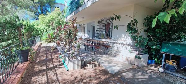 Frédéric GIANNONE vous propose à la vente :
MAISON DE 160m² - 2 APPARTEMENTS DE 60M² ET 100m² - EXPOSITION SUD - GARAGE - CLIMATISATION

Venez découvrir cette villa en R+1 en position dominante dans un quartier pavillonnaire entre mer et collines.
Maison construite dans les années 60, implantée sur une parcelle clôturée d'environ 940m².

Le terrain comprend une restanque en contrebas ou vous pourrez aménager un espace de détente, de jeux et de partage avec votre famille.
Sur la partie bâtie vous trouverez en rez-de-jardin un appartement de type 2 d'environ 60m² comprenant une cuisine américaine communiquant avec le salon salle à manger, une chambre de 13m², un toilette / salle d'eau et une buanderie. L'appartement est entièrement climatisé.
A l'étage vous trouverez un appartement de type 3 d'environ 100m², comprenant un hall d'entrée, une grande pièce de vie d'environ 35m² avec sa cheminée, une cuisine équipée, deux chambres de 14 et 15m², une grande salle de bains, un toilette, un balcon et de nombreux rangements.

Les atouts indéniables: Son exposition plein sud sans vis-à-vis, un grand terrain, un balcon, double vitrage, une terrasse ombragée l'été ensoleillée l'hiver, un grand garage, plusieurs stationnements, deux appartements indépendants.

Pour tous renseignements complémentaires, contactez moi.