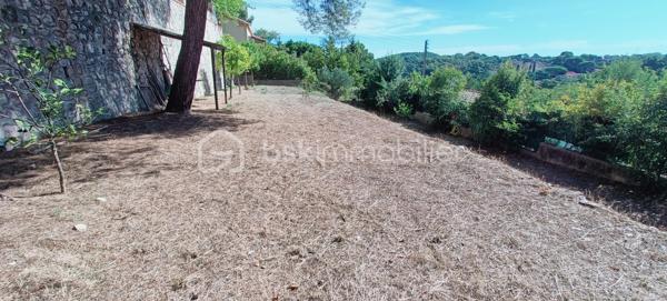 Frédéric GIANNONE vous propose à la vente :
MAISON DE 160m² - 2 APPARTEMENTS DE 60M² ET 100m² - EXPOSITION SUD - GARAGE - CLIMATISATION

Venez découvrir cette villa en R+1 en position dominante dans un quartier pavillonnaire entre mer et collines.
Maison construite dans les années 60, implantée sur une parcelle clôturée d'environ 940m².

Le terrain comprend une restanque en contrebas ou vous pourrez aménager un espace de détente, de jeux et de partage avec votre famille.
Sur la partie bâtie vous trouverez en rez-de-jardin un appartement de type 2 d'environ 60m² comprenant une cuisine américaine communiquant avec le salon salle à manger, une chambre de 13m², un toilette / salle d'eau et une buanderie. L'appartement est entièrement climatisé.
A l'étage vous trouverez un appartement de type 3 d'environ 100m², comprenant un hall d'entrée, une grande pièce de vie d'environ 35m² avec sa cheminée, une cuisine équipée, deux chambres de 14 et 15m², une grande salle de bains, un toilette, un balcon et de nombreux rangements.

Les atouts indéniables: Son exposition plein sud sans vis-à-vis, un grand terrain, un balcon, double vitrage, une terrasse ombragée l'été ensoleillée l'hiver, un grand garage, plusieurs stationnements, deux appartements indépendants.

Pour tous renseignements complémentaires, contactez moi.