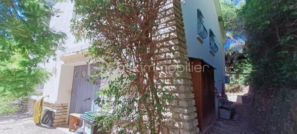 Frédéric GIANNONE vous propose à la vente :
MAISON DE 160m² - 2 APPARTEMENTS DE 60M² ET 100m² - EXPOSITION SUD - GARAGE - CLIMATISATION

Venez découvrir cette villa en R+1 en position dominante dans un quartier pavillonnaire entre mer et collines.
Maison construite dans les années 60, implantée sur une parcelle clôturée d'environ 940m².

Le terrain comprend une restanque en contrebas ou vous pourrez aménager un espace de détente, de jeux et de partage avec votre famille.
Sur la partie bâtie vous trouverez en rez-de-jardin un appartement de type 2 d'environ 60m² comprenant une cuisine américaine communiquant avec le salon salle à manger, une chambre de 13m², un toilette / salle d'eau et une buanderie. L'appartement est entièrement climatisé.
A l'étage vous trouverez un appartement de type 3 d'environ 100m², comprenant un hall d'entrée, une grande pièce de vie d'environ 35m² avec sa cheminée, une cuisine équipée, deux chambres de 14 et 15m², une grande salle de bains, un toilette, un balcon et de nombreux rangements.

Les atouts indéniables: Son exposition plein sud sans vis-à-vis, un grand terrain, un balcon, double vitrage, une terrasse ombragée l'été ensoleillée l'hiver, un grand garage, plusieurs stationnements, deux appartements indépendants.

Pour tous renseignements complémentaires, contactez moi.