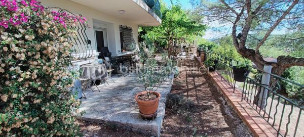 Frédéric GIANNONE vous propose à la vente :
MAISON DE 160m² - 2 APPARTEMENTS DE 60M² ET 100m² - EXPOSITION SUD - GARAGE - CLIMATISATION

Venez découvrir cette villa en R+1 en position dominante dans un quartier pavillonnaire entre mer et collines.
Maison construite dans les années 60, implantée sur une parcelle clôturée d'environ 940m².

Le terrain comprend une restanque en contrebas ou vous pourrez aménager un espace de détente, de jeux et de partage avec votre famille.
Sur la partie bâtie vous trouverez en rez-de-jardin un appartement de type 2 d'environ 60m² comprenant une cuisine américaine communiquant avec le salon salle à manger, une chambre de 13m², un toilette / salle d'eau et une buanderie. L'appartement est entièrement climatisé.
A l'étage vous trouverez un appartement de type 3 d'environ 100m², comprenant un hall d'entrée, une grande pièce de vie d'environ 35m² avec sa cheminée, une cuisine équipée, deux chambres de 14 et 15m², une grande salle de bains, un toilette, un balcon et de nombreux rangements.

Les atouts indéniables: Son exposition plein sud sans vis-à-vis, un grand terrain, un balcon, double vitrage, une terrasse ombragée l'été ensoleillée l'hiver, un grand garage, plusieurs stationnements, deux appartements indépendants.

Pour tous renseignements complémentaires, contactez moi.
