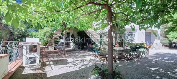 Frédéric GIANNONE vous propose à la vente :
MAISON DE 160m² - 2 APPARTEMENTS DE 60M² ET 100m² - EXPOSITION SUD - GARAGE - CLIMATISATION

Venez découvrir cette villa en R+1 en position dominante dans un quartier pavillonnaire entre mer et collines.
Maison construite dans les années 60, implantée sur une parcelle clôturée d'environ 940m².

Le terrain comprend une restanque en contrebas ou vous pourrez aménager un espace de détente, de jeux et de partage avec votre famille.
Sur la partie bâtie vous trouverez en rez-de-jardin un appartement de type 2 d'environ 60m² comprenant une cuisine américaine communiquant avec le salon salle à manger, une chambre de 13m², un toilette / salle d'eau et une buanderie. L'appartement est entièrement climatisé.
A l'étage vous trouverez un appartement de type 3 d'environ 100m², comprenant un hall d'entrée, une grande pièce de vie d'environ 35m² avec sa cheminée, une cuisine équipée, deux chambres de 14 et 15m², une grande salle de bains, un toilette, un balcon et de nombreux rangements.

Les atouts indéniables: Son exposition plein sud sans vis-à-vis, un grand terrain, un balcon, double vitrage, une terrasse ombragée l'été ensoleillée l'hiver, un grand garage, plusieurs stationnements, deux appartements indépendants.

Pour tous renseignements complémentaires, contactez moi.