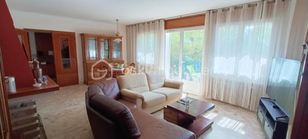 Frédéric GIANNONE vous propose à la vente :
MAISON DE 160m² - 2 APPARTEMENTS DE 60M² ET 100m² - EXPOSITION SUD - GARAGE - CLIMATISATION

Venez découvrir cette villa en R+1 en position dominante dans un quartier pavillonnaire entre mer et collines.
Maison construite dans les années 60, implantée sur une parcelle clôturée d'environ 940m².

Le terrain comprend une restanque en contrebas ou vous pourrez aménager un espace de détente, de jeux et de partage avec votre famille.
Sur la partie bâtie vous trouverez en rez-de-jardin un appartement de type 2 d'environ 60m² comprenant une cuisine américaine communiquant avec le salon salle à manger, une chambre de 13m², un toilette / salle d'eau et une buanderie. L'appartement est entièrement climatisé.
A l'étage vous trouverez un appartement de type 3 d'environ 100m², comprenant un hall d'entrée, une grande pièce de vie d'environ 35m² avec sa cheminée, une cuisine équipée, deux chambres de 14 et 15m², une grande salle de bains, un toilette, un balcon et de nombreux rangements.

Les atouts indéniables: Son exposition plein sud sans vis-à-vis, un grand terrain, un balcon, double vitrage, une terrasse ombragée l'été ensoleillée l'hiver, un grand garage, plusieurs stationnements, deux appartements indépendants.

Pour tous renseignements complémentaires, contactez moi.