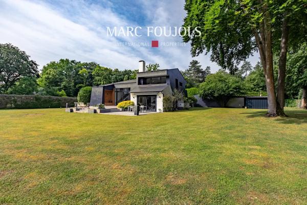 Villa d’architecte avec dépendance sur grand parc