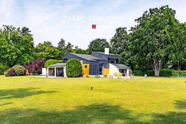 Villa d’architecte avec dépendance sur grand parc