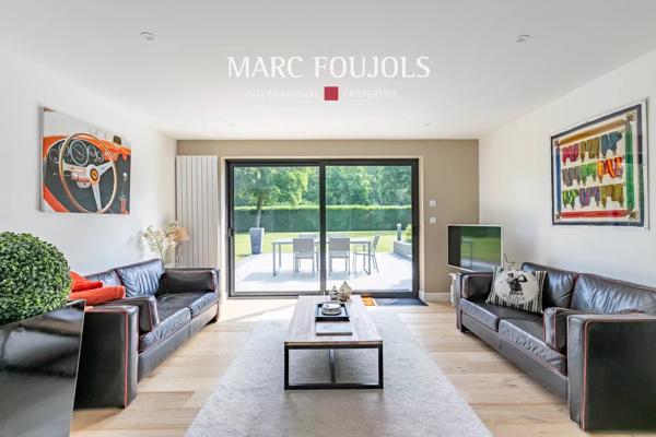 Villa d’architecte avec dépendance sur grand parc