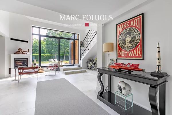 Villa d’architecte avec dépendance sur grand parc