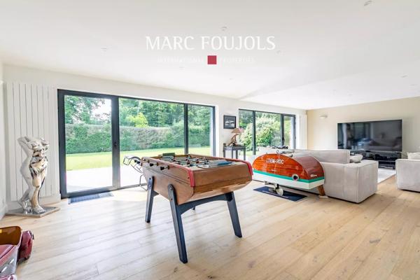Villa d’architecte avec dépendance sur grand parc