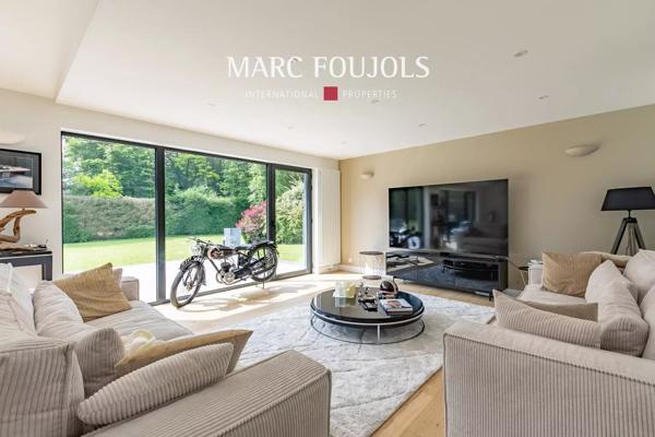 Villa d’architecte avec dépendance sur grand parc