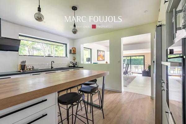Villa d’architecte avec dépendance sur grand parc