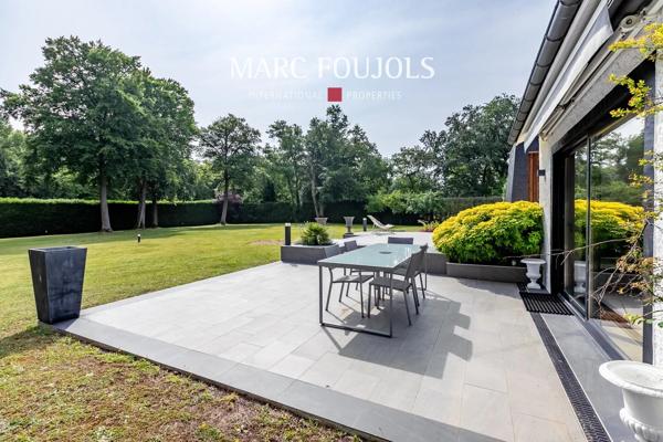 Villa d’architecte avec dépendance sur grand parc