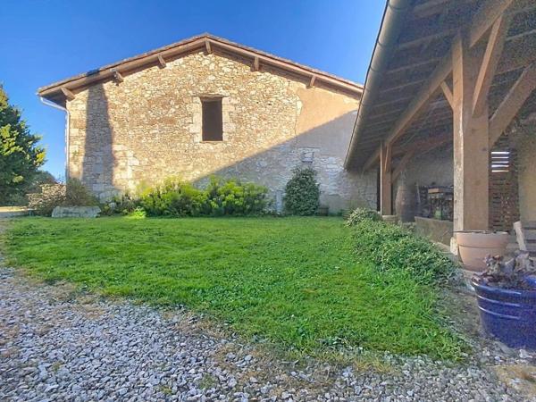 Jolie maison en pierre au coeur d'un hameau avec grange