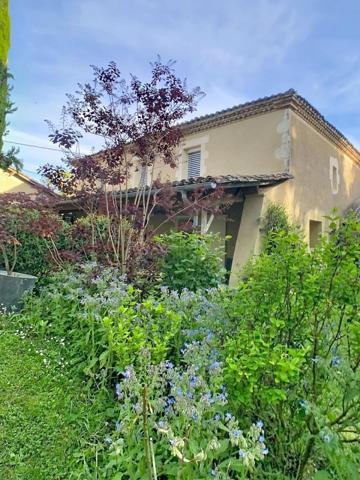 Jolie maison en pierre au coeur d'un hameau avec grange