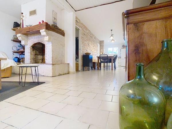 Jolie maison en pierre au coeur d'un hameau avec grange