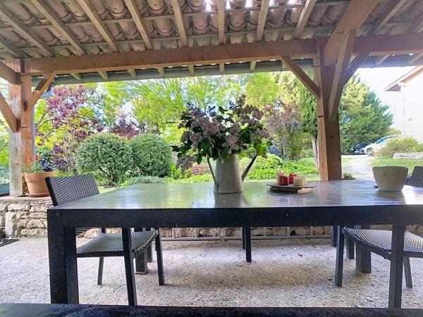 Jolie maison en pierre au coeur d'un hameau avec grange