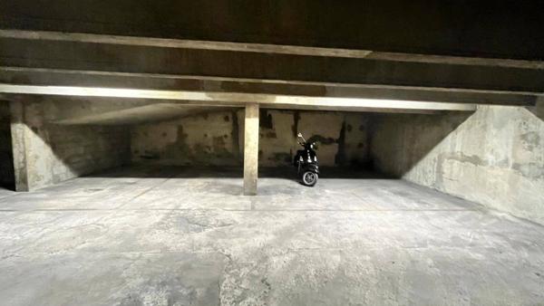 Paris 10ème ... Lot de 3 parkings couverts en sous-sol...