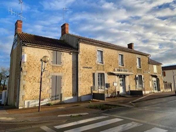 Sur l'axe LES SABLES-LA ROCHE un hôtel-Bar-Restaurant