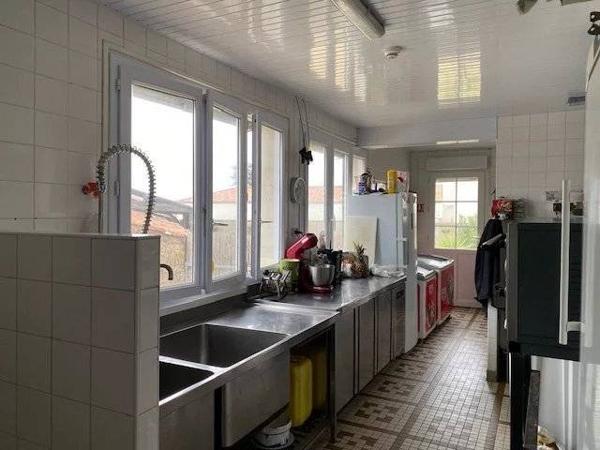 Sur l'axe LES SABLES-LA ROCHE un hôtel-Bar-Restaurant