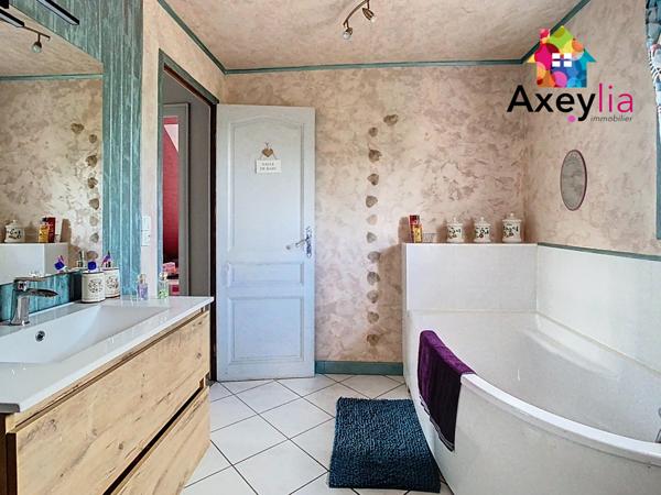 Le Coteau (42120) A VENDRE- PROCHE LE COTEAU- MAISON 4 CHAMBRES SUR TERRAIN DE 2500 M2 AVEC PISCINE