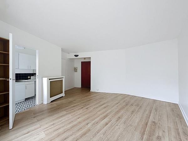Studio avec ascenseur - Croix-Nivert / Square Saint-Lambert - PARIS