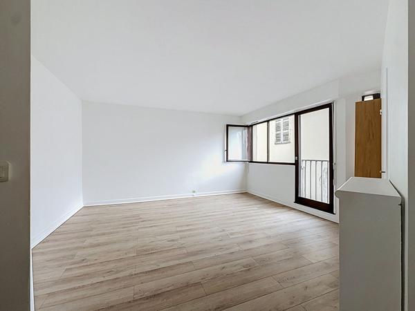 Studio avec ascenseur - Croix-Nivert / Square Saint-Lambert - PARIS