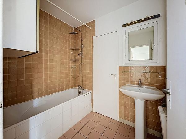 Studio avec ascenseur - Croix-Nivert / Square Saint-Lambert - PARIS