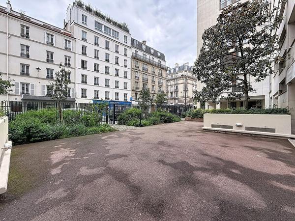 Studio avec ascenseur - Croix-Nivert / Square Saint-Lambert - PARIS