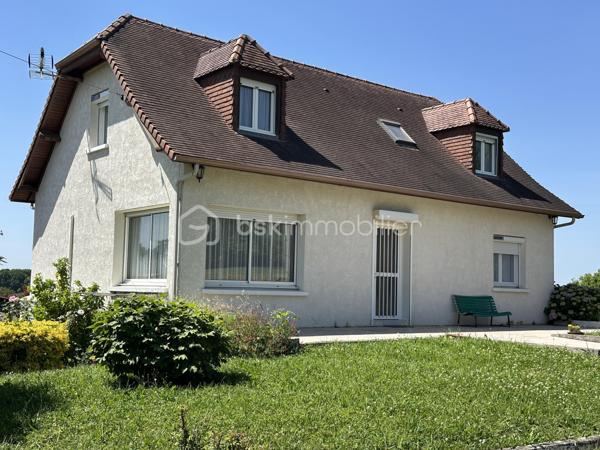Découvrez cette charmante maison de 116m² construite en 1995. Nichée dans un environnement serein, elle offre un cadre de vie parfait pour une famille en quête de confort.
Cette maison à vendre dispose de 5 pièces  ,une pièce de vie de plus 40 m2 climatisée , 3 chambres , deux à l'étage de 14 et 16 m2 rangement en plus et Wc séparé, et une au rdc de 10 m2 avec sa salle d'eau et son Wc séparé juste à coté. Un sous sol de 60 m2 pour du rangement , un abri pour mettre les voitures. Deux  terrasses idéales pour profiter des journées ensoleillées dont une couverte .
Possibilité d'acquérir des parcelles supplémentaires.
Profitez de cette opportunité unique avec l'accompagnement de Jean-Luc Bonnard, spécialiste de votre région, pour vous offrir une nouvelle vie dans ce cocon familial.