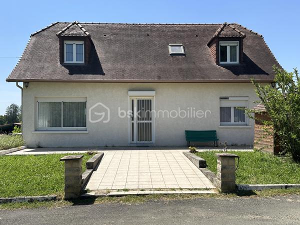 Découvrez cette charmante maison de 116m² construite en 1995. Nichée dans un environnement serein, elle offre un cadre de vie parfait pour une famille en quête de confort.
Cette maison à vendre dispose de 5 pièces  ,une pièce de vie de plus 40 m2 climatisée , 3 chambres , deux à l'étage de 14 et 16 m2 rangement en plus et Wc séparé, et une au rdc de 10 m2 avec sa salle d'eau et son Wc séparé juste à coté. Un sous sol de 60 m2 pour du rangement , un abri pour mettre les voitures. Deux  terrasses idéales pour profiter des journées ensoleillées dont une couverte .
Possibilité d'acquérir des parcelles supplémentaires.
Profitez de cette opportunité unique avec l'accompagnement de Jean-Luc Bonnard, spécialiste de votre région, pour vous offrir une nouvelle vie dans ce cocon familial.