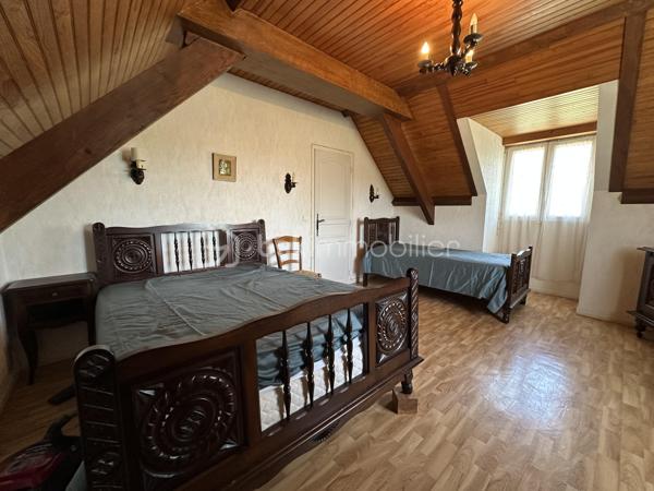 Découvrez cette charmante maison de 116m² construite en 1995. Nichée dans un environnement serein, elle offre un cadre de vie parfait pour une famille en quête de confort.
Cette maison à vendre dispose de 5 pièces  ,une pièce de vie de plus 40 m2 climatisée , 3 chambres , deux à l'étage de 14 et 16 m2 rangement en plus et Wc séparé, et une au rdc de 10 m2 avec sa salle d'eau et son Wc séparé juste à coté. Un sous sol de 60 m2 pour du rangement , un abri pour mettre les voitures. Deux  terrasses idéales pour profiter des journées ensoleillées dont une couverte .
Possibilité d'acquérir des parcelles supplémentaires.
Profitez de cette opportunité unique avec l'accompagnement de Jean-Luc Bonnard, spécialiste de votre région, pour vous offrir une nouvelle vie dans ce cocon familial.