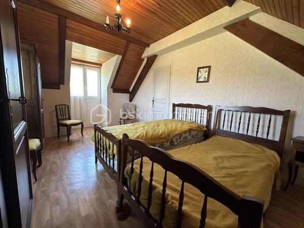 Découvrez cette charmante maison de 116m² construite en 1995. Nichée dans un environnement serein, elle offre un cadre de vie parfait pour une famille en quête de confort.
Cette maison à vendre dispose de 5 pièces  ,une pièce de vie de plus 40 m2 climatisée , 3 chambres , deux à l'étage de 14 et 16 m2 rangement en plus et Wc séparé, et une au rdc de 10 m2 avec sa salle d'eau et son Wc séparé juste à coté. Un sous sol de 60 m2 pour du rangement , un abri pour mettre les voitures. Deux  terrasses idéales pour profiter des journées ensoleillées dont une couverte .
Possibilité d'acquérir des parcelles supplémentaires.
Profitez de cette opportunité unique avec l'accompagnement de Jean-Luc Bonnard, spécialiste de votre région, pour vous offrir une nouvelle vie dans ce cocon familial.