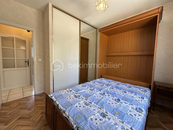 Découvrez cette charmante maison de 116m² construite en 1995. Nichée dans un environnement serein, elle offre un cadre de vie parfait pour une famille en quête de confort.
Cette maison à vendre dispose de 5 pièces  ,une pièce de vie de plus 40 m2 climatisée , 3 chambres , deux à l'étage de 14 et 16 m2 rangement en plus et Wc séparé, et une au rdc de 10 m2 avec sa salle d'eau et son Wc séparé juste à coté. Un sous sol de 60 m2 pour du rangement , un abri pour mettre les voitures. Deux  terrasses idéales pour profiter des journées ensoleillées dont une couverte .
Possibilité d'acquérir des parcelles supplémentaires.
Profitez de cette opportunité unique avec l'accompagnement de Jean-Luc Bonnard, spécialiste de votre région, pour vous offrir une nouvelle vie dans ce cocon familial.
