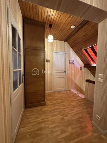 Découvrez cette charmante maison de 116m² construite en 1995. Nichée dans un environnement serein, elle offre un cadre de vie parfait pour une famille en quête de confort.
Cette maison à vendre dispose de 5 pièces  ,une pièce de vie de plus 40 m2 climatisée , 3 chambres , deux à l'étage de 14 et 16 m2 rangement en plus et Wc séparé, et une au rdc de 10 m2 avec sa salle d'eau et son Wc séparé juste à coté. Un sous sol de 60 m2 pour du rangement , un abri pour mettre les voitures. Deux  terrasses idéales pour profiter des journées ensoleillées dont une couverte .
Possibilité d'acquérir des parcelles supplémentaires.
Profitez de cette opportunité unique avec l'accompagnement de Jean-Luc Bonnard, spécialiste de votre région, pour vous offrir une nouvelle vie dans ce cocon familial.