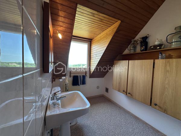 Découvrez cette charmante maison de 116m² construite en 1995. Nichée dans un environnement serein, elle offre un cadre de vie parfait pour une famille en quête de confort.
Cette maison à vendre dispose de 5 pièces  ,une pièce de vie de plus 40 m2 climatisée , 3 chambres , deux à l'étage de 14 et 16 m2 rangement en plus et Wc séparé, et une au rdc de 10 m2 avec sa salle d'eau et son Wc séparé juste à coté. Un sous sol de 60 m2 pour du rangement , un abri pour mettre les voitures. Deux  terrasses idéales pour profiter des journées ensoleillées dont une couverte .
Possibilité d'acquérir des parcelles supplémentaires.
Profitez de cette opportunité unique avec l'accompagnement de Jean-Luc Bonnard, spécialiste de votre région, pour vous offrir une nouvelle vie dans ce cocon familial.