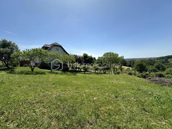 Découvrez cette charmante maison de 116m² construite en 1995. Nichée dans un environnement serein, elle offre un cadre de vie parfait pour une famille en quête de confort.
Cette maison à vendre dispose de 5 pièces  ,une pièce de vie de plus 40 m2 climatisée , 3 chambres , deux à l'étage de 14 et 16 m2 rangement en plus et Wc séparé, et une au rdc de 10 m2 avec sa salle d'eau et son Wc séparé juste à coté. Un sous sol de 60 m2 pour du rangement , un abri pour mettre les voitures. Deux  terrasses idéales pour profiter des journées ensoleillées dont une couverte .
Possibilité d'acquérir des parcelles supplémentaires.
Profitez de cette opportunité unique avec l'accompagnement de Jean-Luc Bonnard, spécialiste de votre région, pour vous offrir une nouvelle vie dans ce cocon familial.