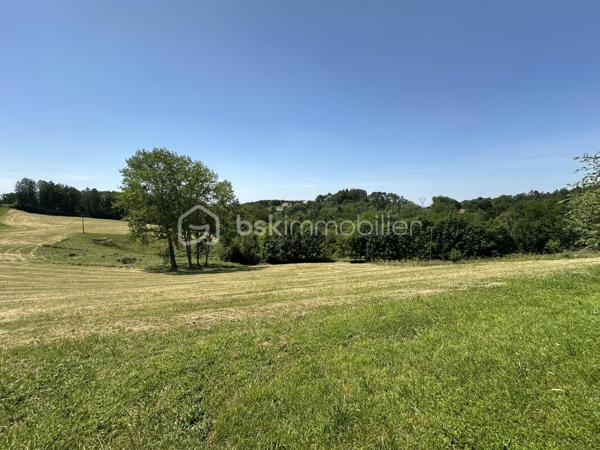 Découvrez cette charmante maison de 116m² construite en 1995. Nichée dans un environnement serein, elle offre un cadre de vie parfait pour une famille en quête de confort.
Cette maison à vendre dispose de 5 pièces  ,une pièce de vie de plus 40 m2 climatisée , 3 chambres , deux à l'étage de 14 et 16 m2 rangement en plus et Wc séparé, et une au rdc de 10 m2 avec sa salle d'eau et son Wc séparé juste à coté. Un sous sol de 60 m2 pour du rangement , un abri pour mettre les voitures. Deux  terrasses idéales pour profiter des journées ensoleillées dont une couverte .
Possibilité d'acquérir des parcelles supplémentaires.
Profitez de cette opportunité unique avec l'accompagnement de Jean-Luc Bonnard, spécialiste de votre région, pour vous offrir une nouvelle vie dans ce cocon familial.